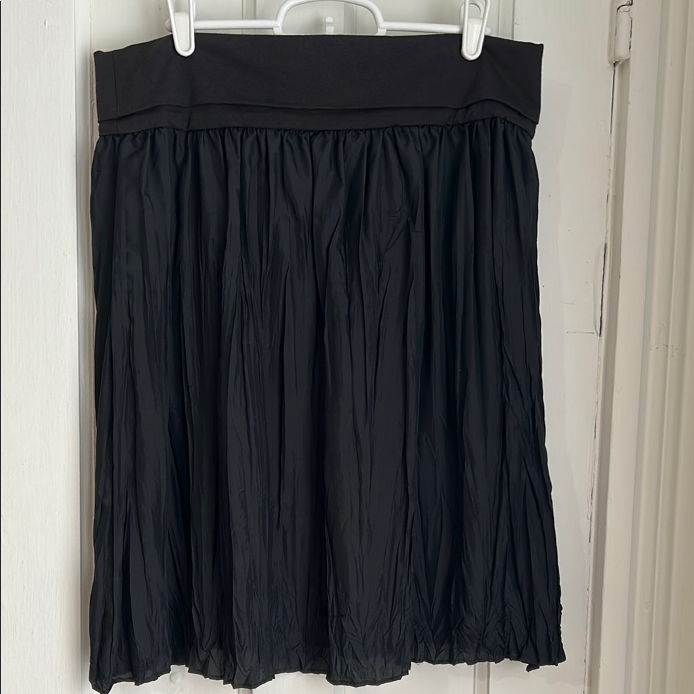 Ann Taylor Black Knee-Length Pleated Skirt